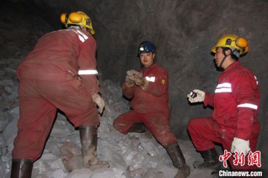 圖為甘肅嘉峪關(guān)酒鋼集團(tuán)鏡鐵山礦工作人員謝生瑞在井下作業(yè)。(資料圖)受訪者供圖