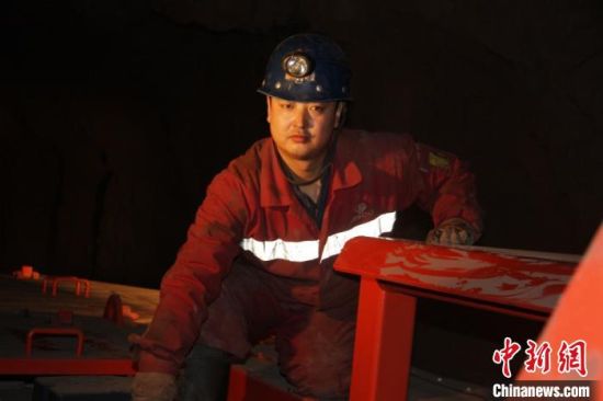 鏡鐵山礦位于祁連山南山山脈中段，是一個高海拔、高山型井下礦山，空氣稀薄，自然條件惡劣。圖為謝生瑞在礦區(qū)。(資料圖)受訪者供圖